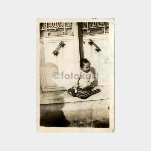 Tarihi Ev Kapısında Çocuk Fotoğraf