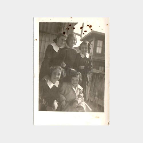 Tarihi Ev Önünde Öğrenci Kızlar Görünüş Fotoğraf