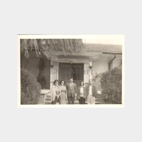 Tarihi Ev Önünde Aile Fotoğraf