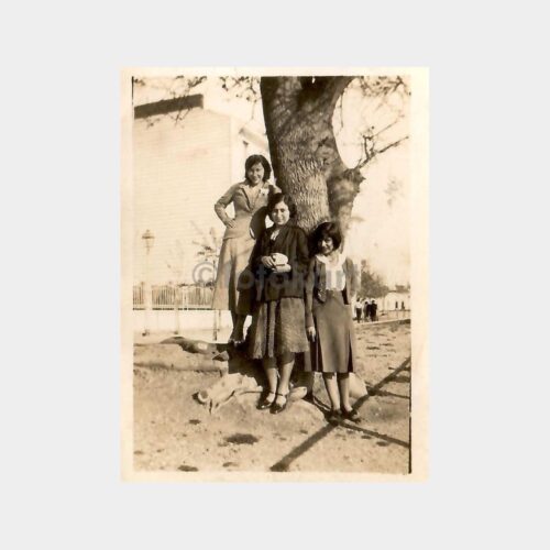1931 Tarihi Ev Önünde Kadınlar Fotoğraf