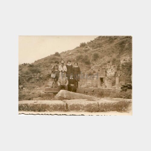1955 Tarihi Harabeler Önünde Kızlar Fotoğraf