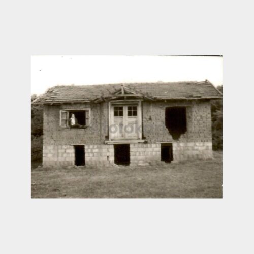 Yıkık Bina Penceresinde Kadın Fotoğraf