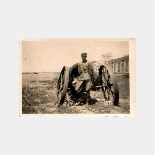 Askeri Top Arabası Önünde Asker Fotoğraf