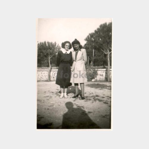 1949 Ayvalık 2 Kadın Görünüş Fotoğraf