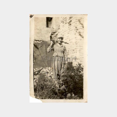 1937 Çanakkale Biga Ev Bahçesinde Testili Kadın Fotoğraf