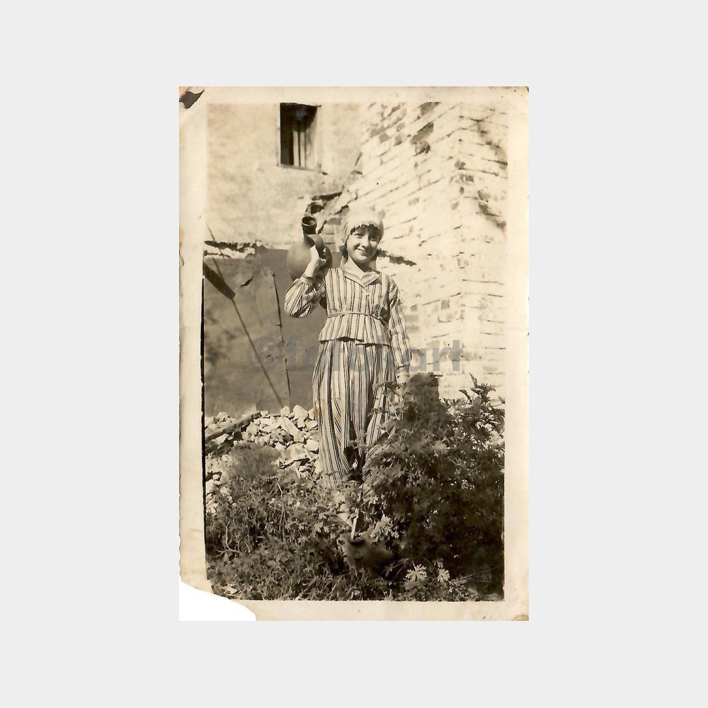 1937 Çanakkale Biga Ev Bahçesinde Testili Kadın Fotoğraf