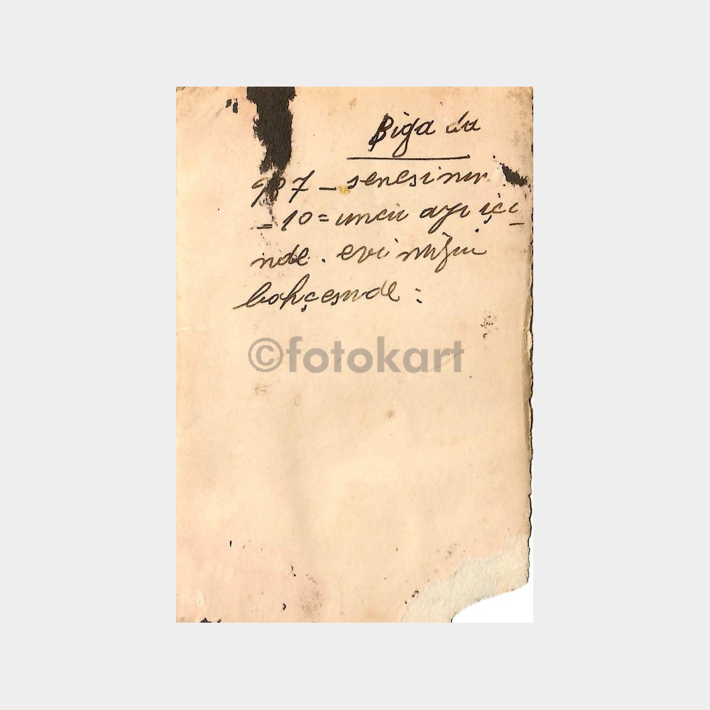 1937 Çanakkale Biga Ev Bahçesinde Testili Kadın Fotoğraf - Görsel 2