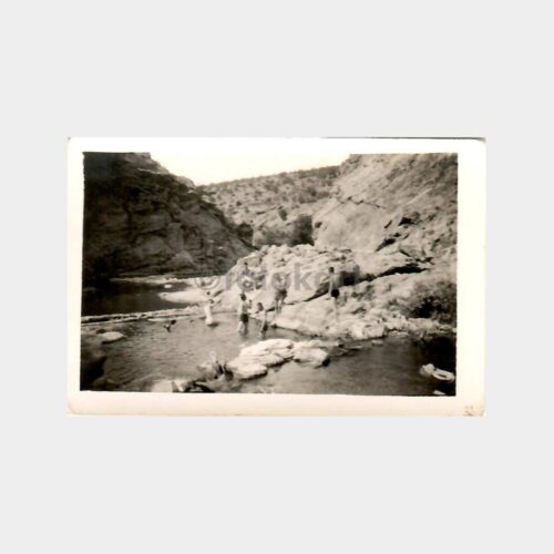 Dağda Kaynak Suda Eğlenen Gençler Fotoğraf