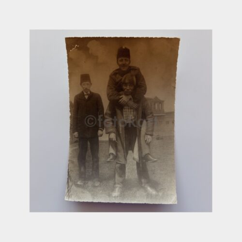 1910 İhtiyar Sırtında Asker Fotoğraf