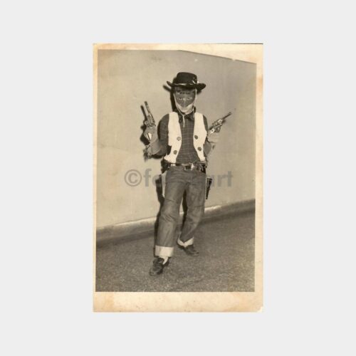 1968 Kovboy Giysili Maskeli Çocuk Fotoğraf