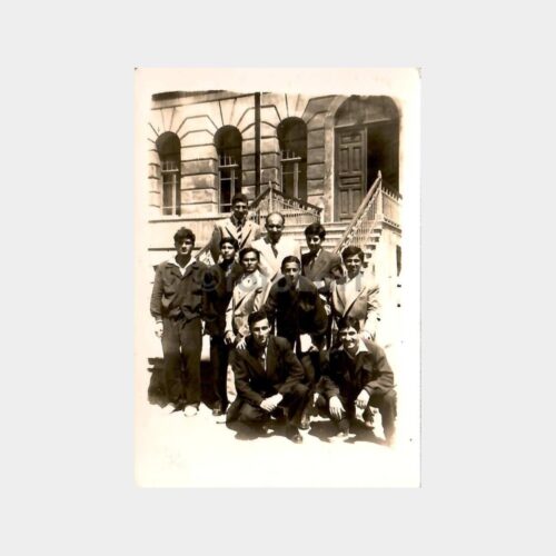 Lise Önünde Grup Öğrenciler Fotoğraf