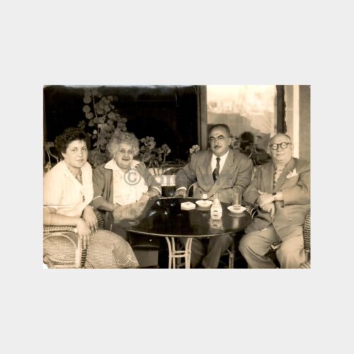 Şık Grup Kafede Hatıra Fotoğraf