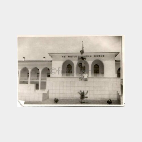 Tarihi Bina Atatürk Heykeli 2 Adet Fotoğraf