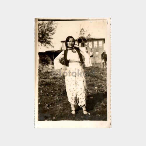 Tarihi Ev Önünde Şalvarlı Kadın Fotoğraf