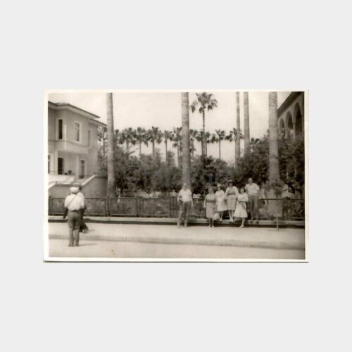 Tarihi Ev Önünde Grup Görünüş Fotoğraf