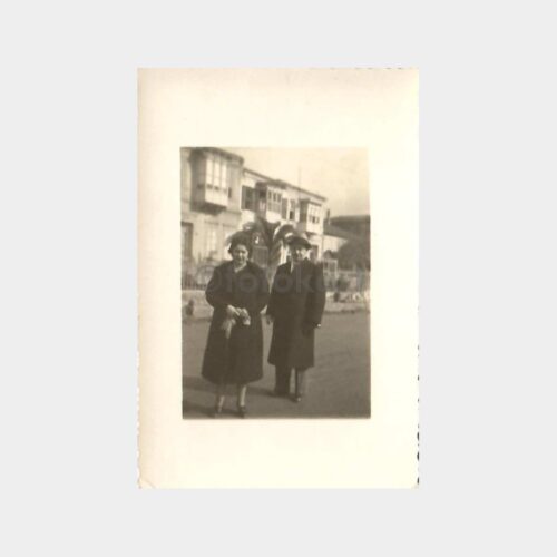 Tarihi Ev Önünde Aile Fotoğraf