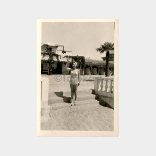 Tarihi Ev Önünde Kadın Fotoğraf