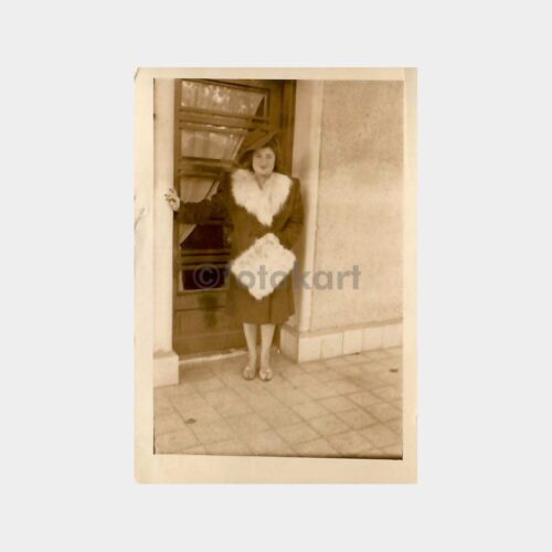 Tarihi Ev Önünde Kadın Konulu Fotoğraf