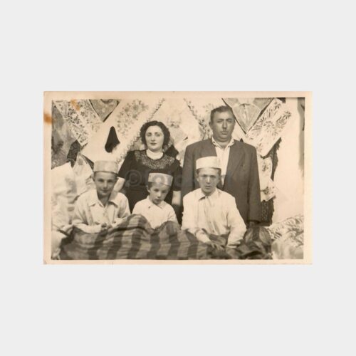 Üç Sünnet Çocuğu ve Ailesi Fotoğraf