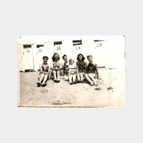 Büyükada Nizam Plajında Kadınlar Fotoğraf