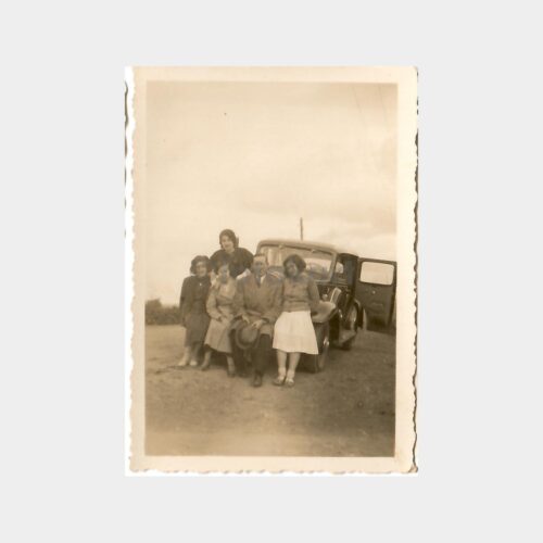 Eski Otomobil Önünde Aile Görünüş Fotoğraf