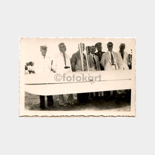 Eski Uçak Kanadı Önünde Baylar Fotoğraf