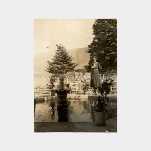 Havuz Önünde Kadın Fotoğraf