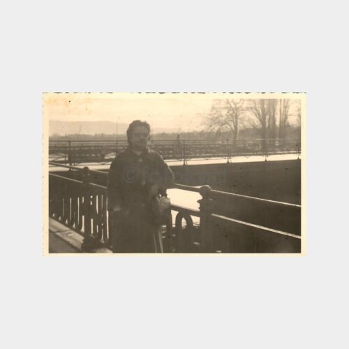 Köprü Önünde Kadın Fotoğraf