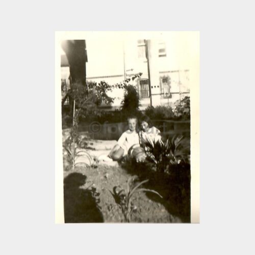 Tarihi Ev Önü Bahçede Çocuklar Fotoğraf