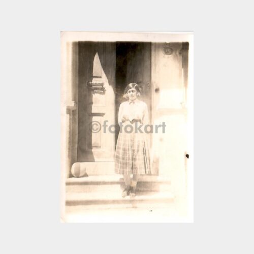 1931 Tarihi Ev Önünde Genç Kız Fotoğraf