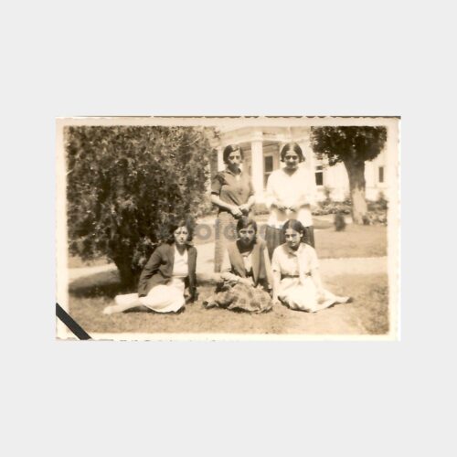 Tarihi Ev Önünde Genç Kadınlar Fotoğraf