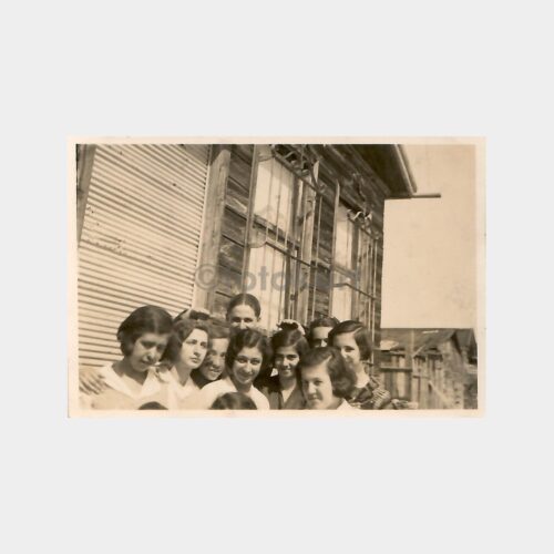 Tarihi Ev Önünde Kadınlar 2 Adet Fotoğraf