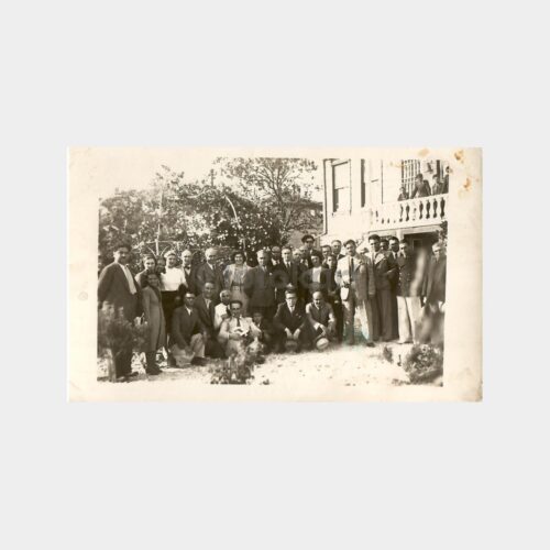 1930 Tarihi Ev Önünde Bir Grup Fotoğraf
