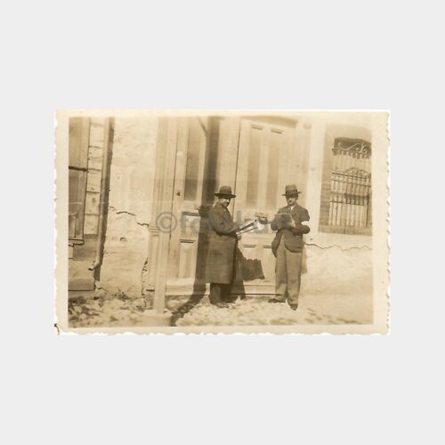 Tarihi Ev Önünde Baylar Fotoğraf