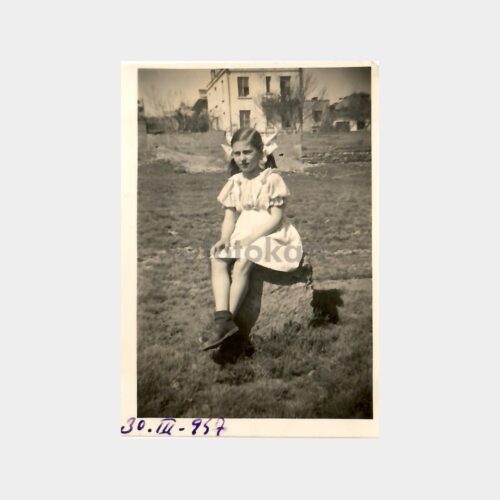 1947 Tarihi Ev ve Kız Çocuk Fotoğraf