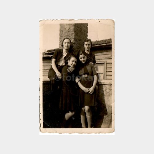 1937 Tarihi Ev ve Öğrenci Kızlar Fotoğraf