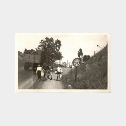 Yolda Yürüyen Aile Fotoğraf